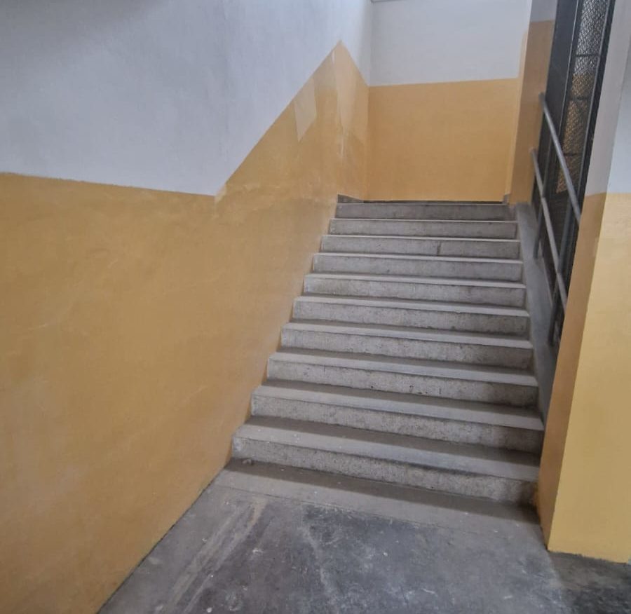 Pohľad na schody vedúce k izbám nášho ubytovania v Prešove - foto z momentu dokončovania rekonštrukcie objektu a izieb Pohľad na schody vedúce k izbám nášho ubytovania v Prešove - foto z momentu dokončovania rekonštrukcie objektu a izieb